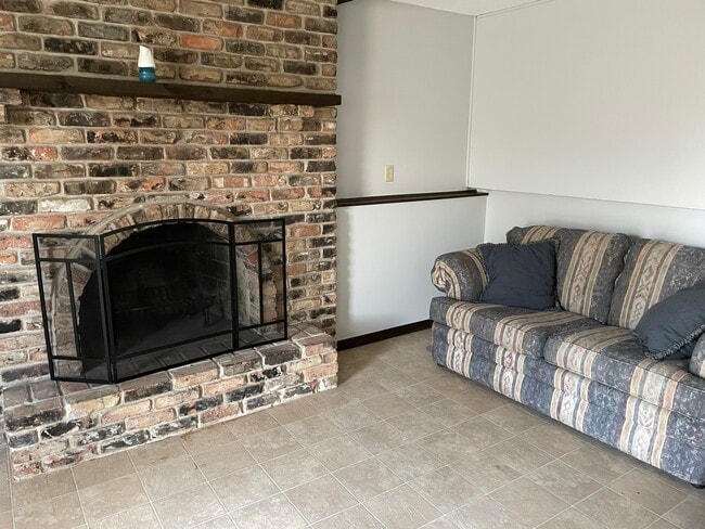 4456 Johnny Cake Ridge Rd in Eagan, MN - Foto de edificio - Building Photo