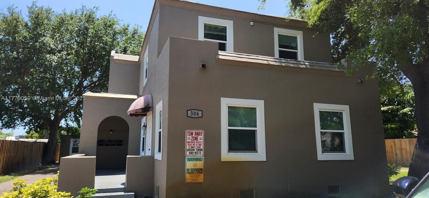 306 Hawthorne Dr in Lake Park, FL - Building Photo