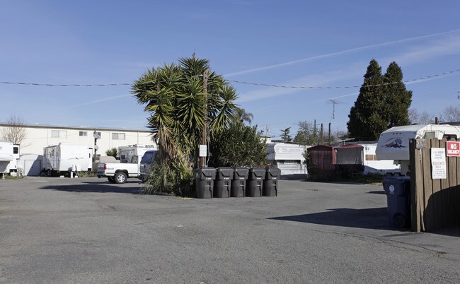 RV Park in Castro Valley, CA - Foto de edificio - Building Photo
