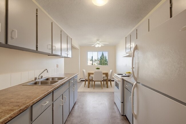 Cedar Gardens in Edmonton, AB - Building Photo - Building Photo