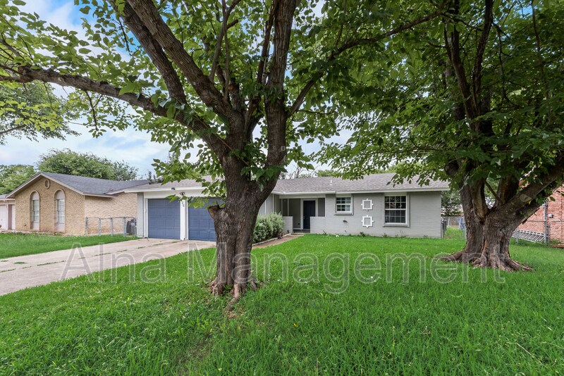 1406 Willowbrook St in Lancaster, TX - Building Photo