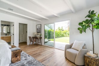 6525 W 85th St in Los Angeles, CA - Foto de edificio - Building Photo