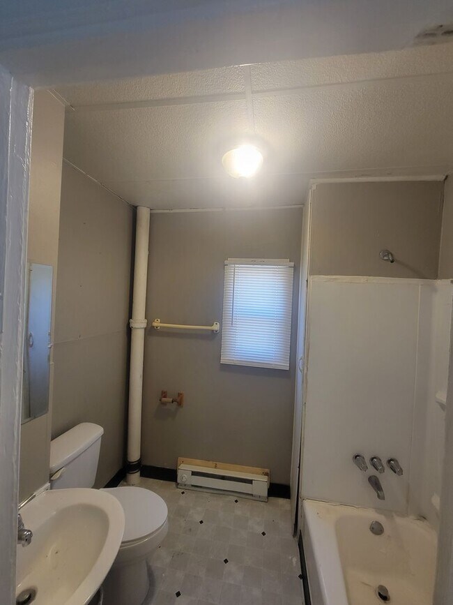 924 W 5th St-Unit -924 in Anderson, IN - Building Photo - Building Photo