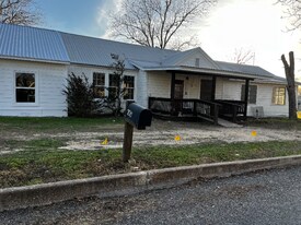 708 W Hugo St, Unit A in Yoakum, TX - Building Photo