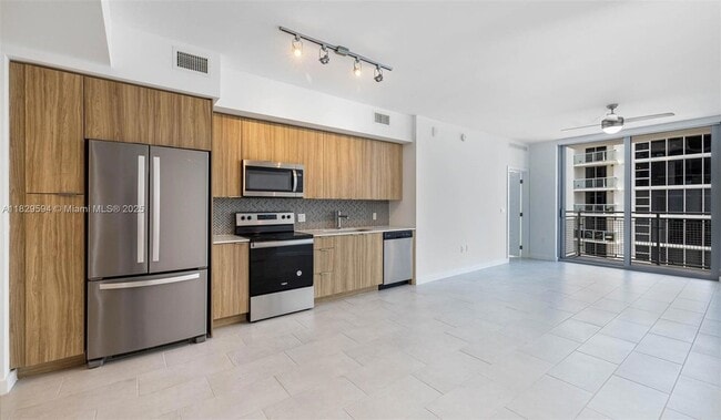 2150 N Bayshore Dr, Unit 2407 in Miami, FL - Building Photo - Building Photo