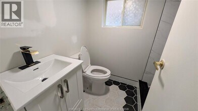 3243 Millen St in Windsor, ON - Foto de edificio - Building Photo