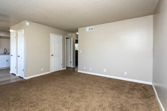 Cedar Apartments in Clovis, CA - Foto de edificio - Interior Photo