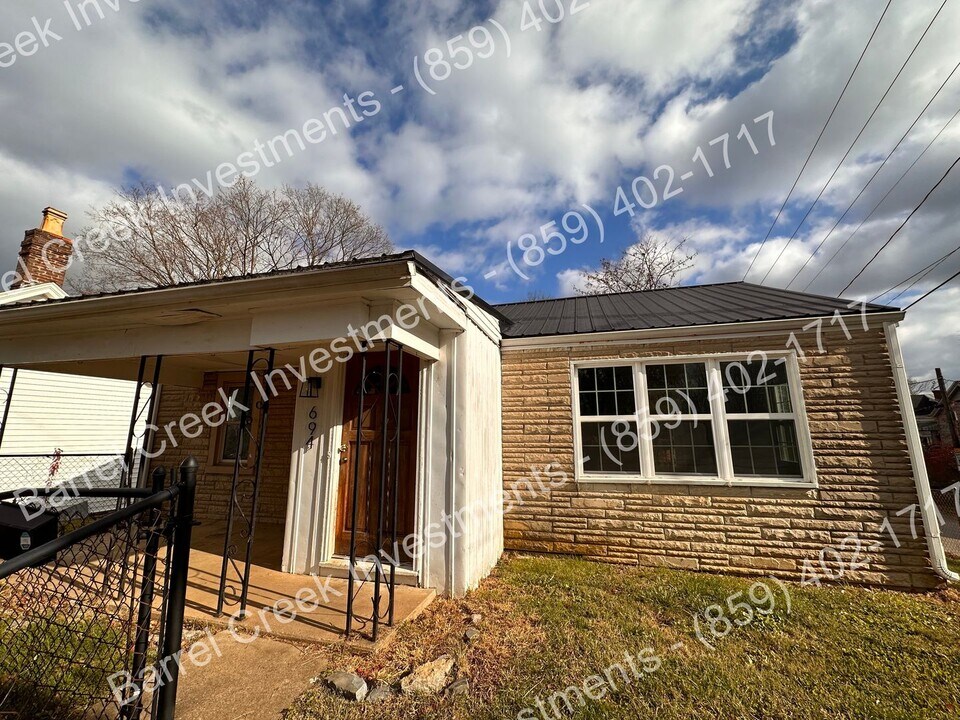 694 Higgins Ave in Paris, KY - Building Photo