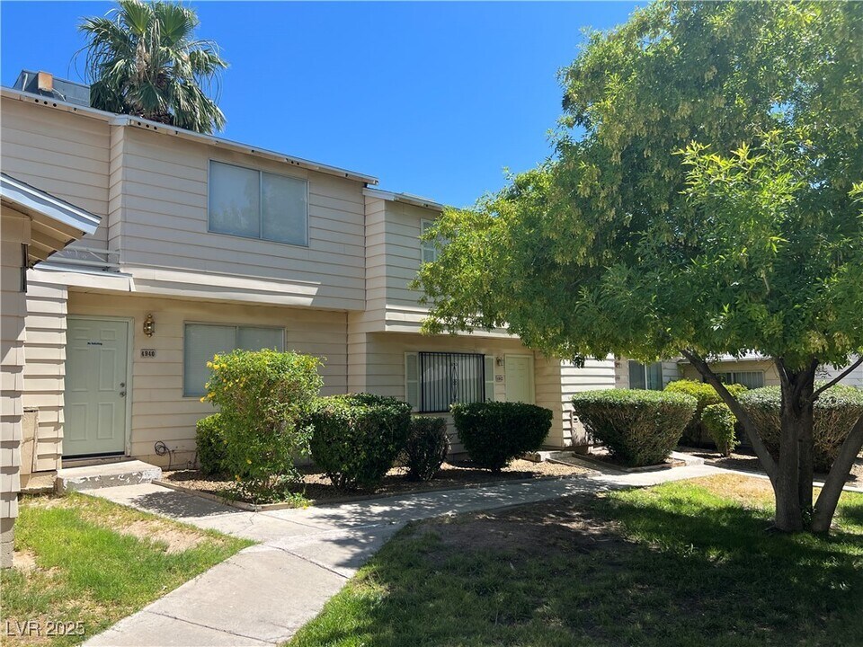 4940 Larkspur St in Las Vegas, NV - Building Photo
