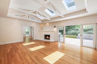 3325 Alana Dr in Los Angeles, CA - Building Photo - Building Photo