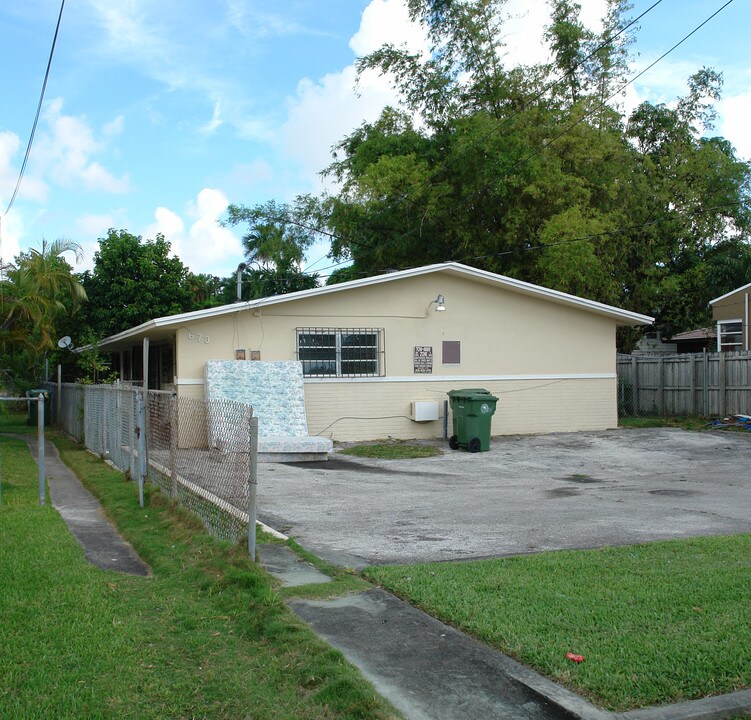 673 NE 86th St in Miami, FL - Building Photo