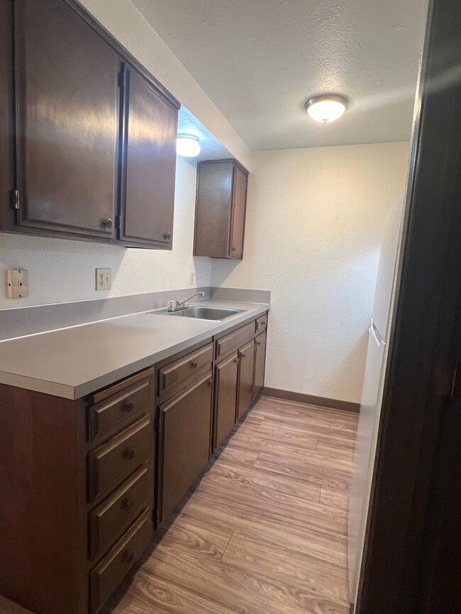 Anita Manor Apartments in Salem, OR - Building Photo - Building Photo