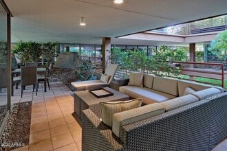 7117 E Rancho Vista Dr in Scottsdale, AZ - Foto de edificio - Building Photo