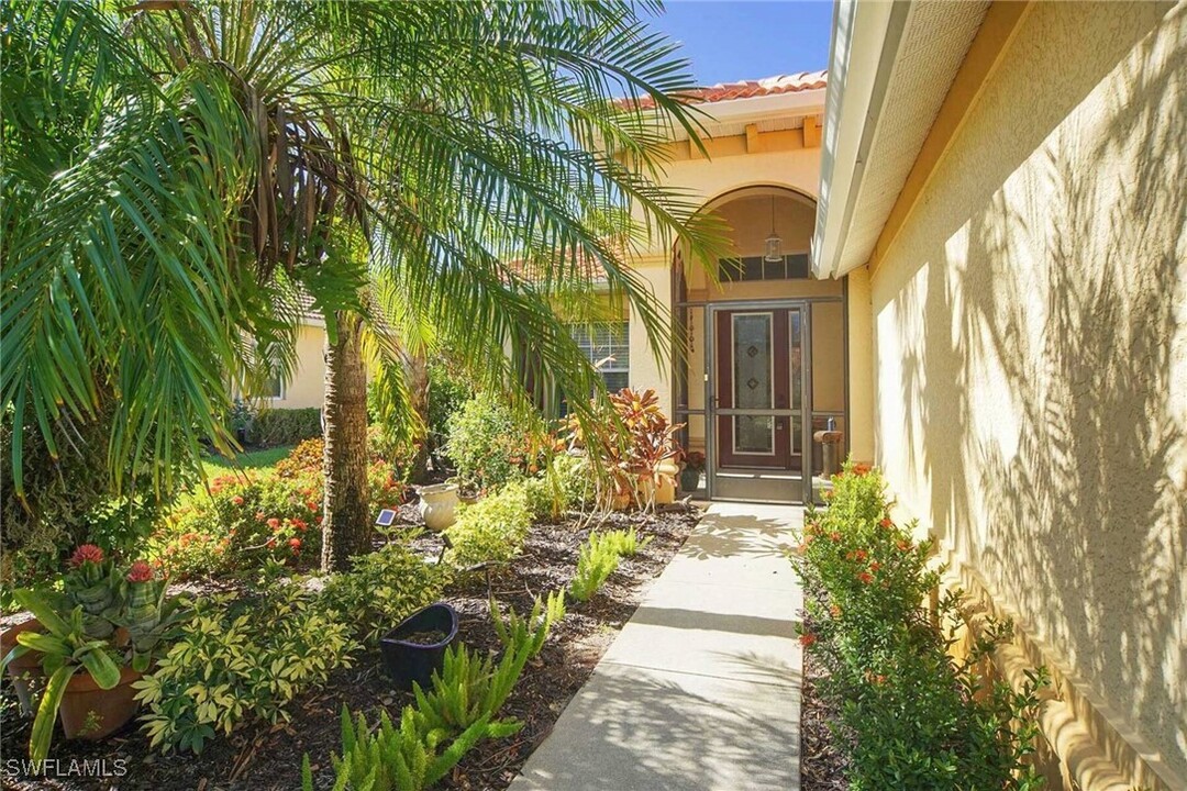 10514 Bella Vista Dr in Ft. Myers, FL - Foto de edificio