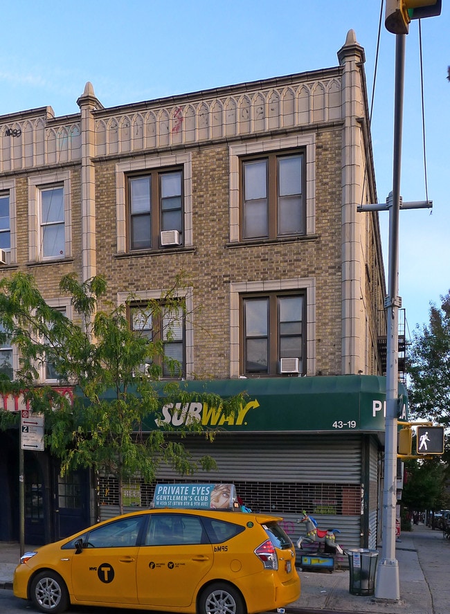 4319 Queens Blvd in Sunnyside, NY - Building Photo - Building Photo