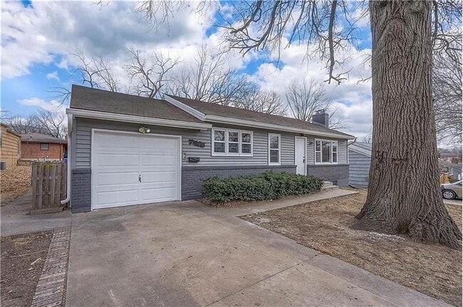 7405 Glenwood Ln in Overland Park, KS - Building Photo - Building Photo