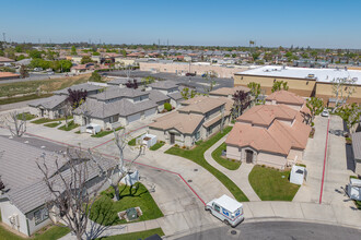 12924 Merlot Dr in Bakersfield, CA - Foto de edificio - Building Photo