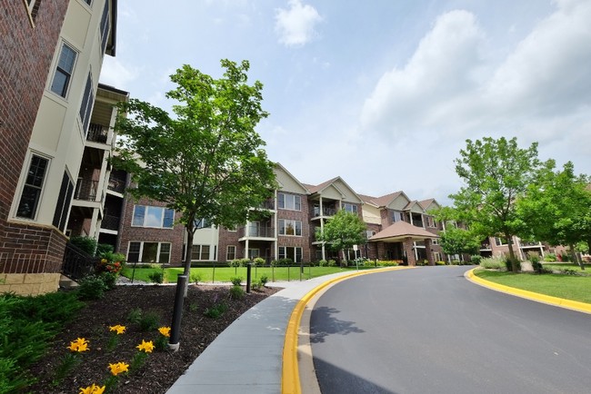 The Laurel West in Golden Valley, MN - Foto de edificio - Building Photo