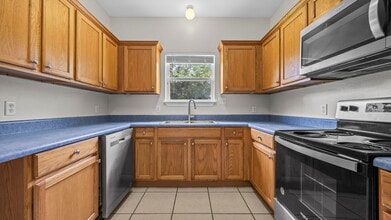 601 S Cedar St in Foley, AL - Foto de edificio - Building Photo