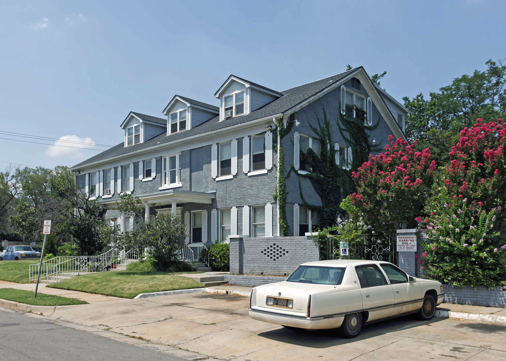 Colonial Manor Apartments in Oklahoma City, OK - Building Photo