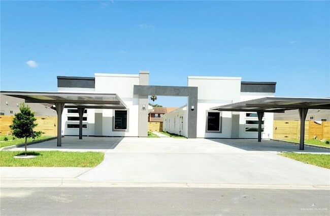 2202 S Sports Dr, Unit 3 in Pharr, TX - Building Photo - Building Photo