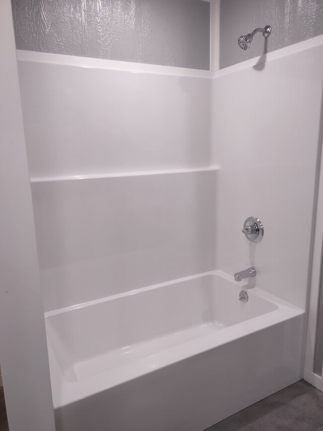 546 J Strange Ave in Loogootee, IN - Foto de edificio - Building Photo