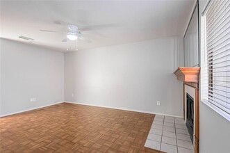 2521 Crosstimbers St in Huntsville, TX - Foto de edificio - Building Photo