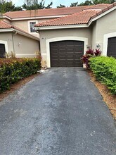 1001 Sorrento Dr in Weston, FL - Foto de edificio - Building Photo