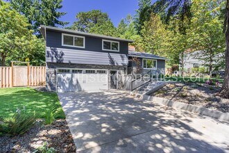 4973 Parkhill St in Lake Oswego, OR - Building Photo - Building Photo