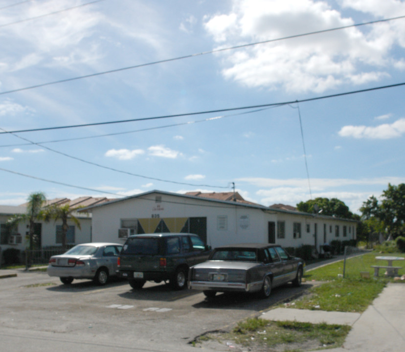 831-835 NW 7th St in Hallandale Beach, FL - Building Photo