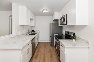 9949 Erma Rd in San Diego, CA - Building Photo - Building Photo