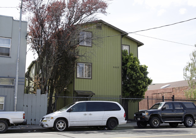 5537 Foothill Blvd in Oakland, CA - Foto de edificio - Building Photo