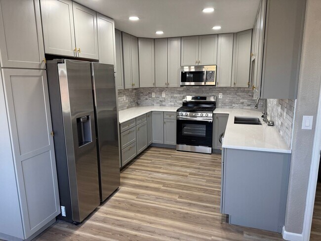 227 Crestone Ave in Colorado Springs, CO - Foto de edificio - Building Photo