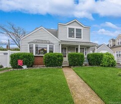 64 Kent Rd in Island Park, NY - Building Photo