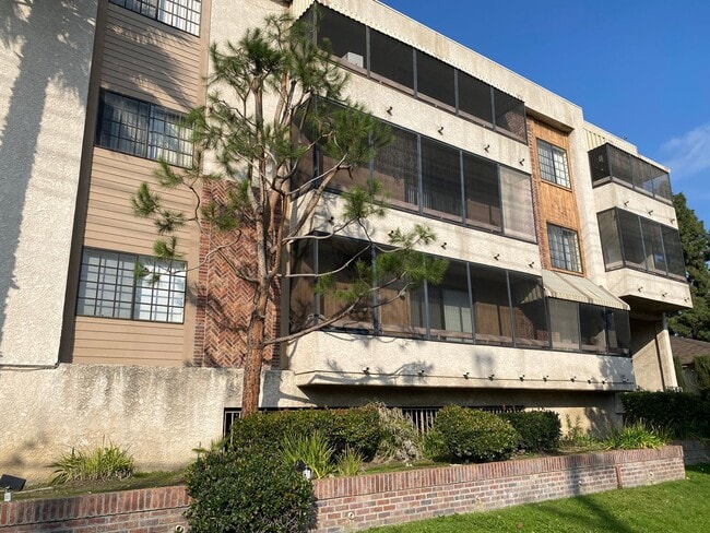 12235 Magnolia Blvd in Los Angeles, CA - Building Photo - Building Photo