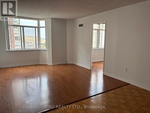 300-300 Webb Dr in Mississauga, ON - Building Photo - Building Photo