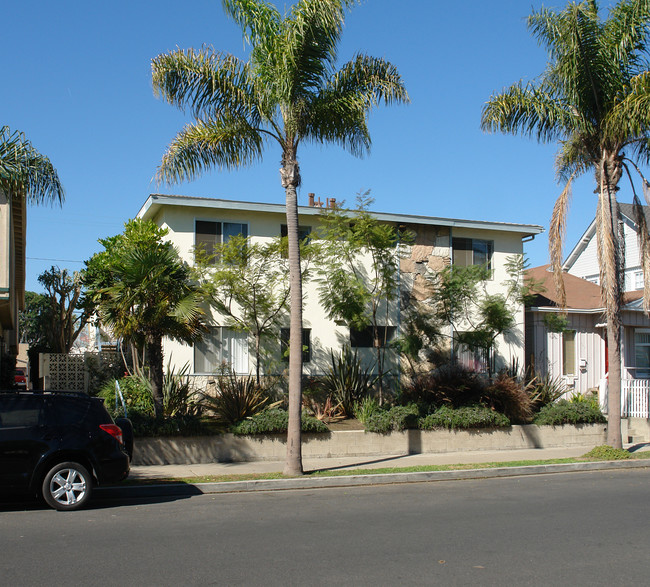 219 10th St in Seal Beach, CA - Foto de edificio - Building Photo