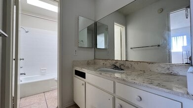 1726 Midvale Ave in Los Angeles, CA - Foto de edificio - Building Photo