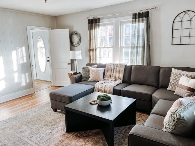 367 S Rocky River Dr in Berea, OH - Building Photo - Building Photo