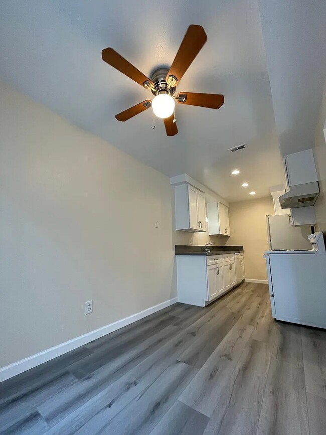 833 E Lugonia Ave in Redlands, CA - Foto de edificio - Building Photo