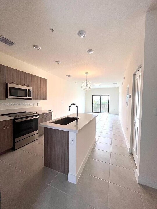 8201 NW 41st St-Unit -303 in Doral, FL - Building Photo