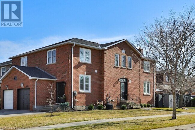1074 Gabriel Pl in Burlington, ON - Building Photo - Building Photo