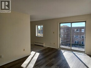 6490 Wyandotte St E in Windsor, ON - Building Photo - Building Photo