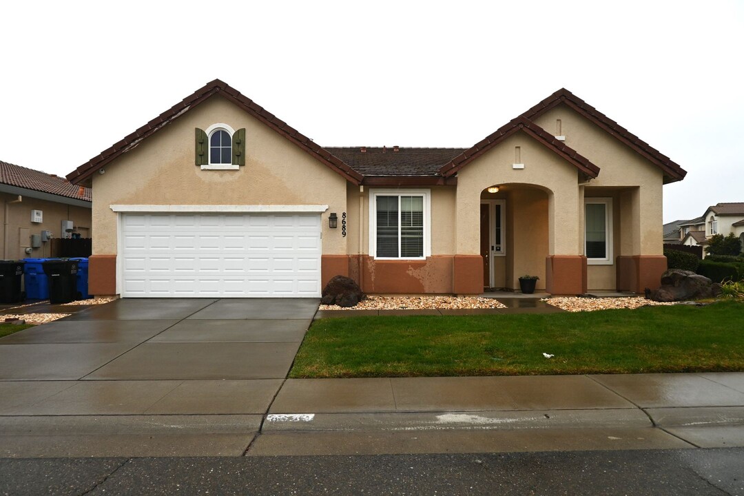 8689 Banton Cir in Elk Grove, CA - Building Photo