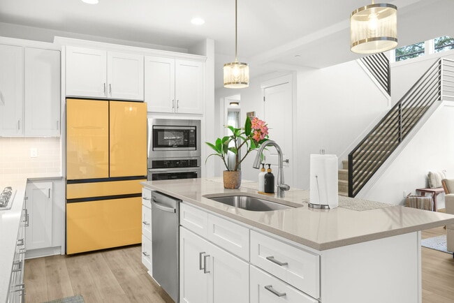 5891 SW 67th Pl in Portland, OR - Building Photo - Building Photo