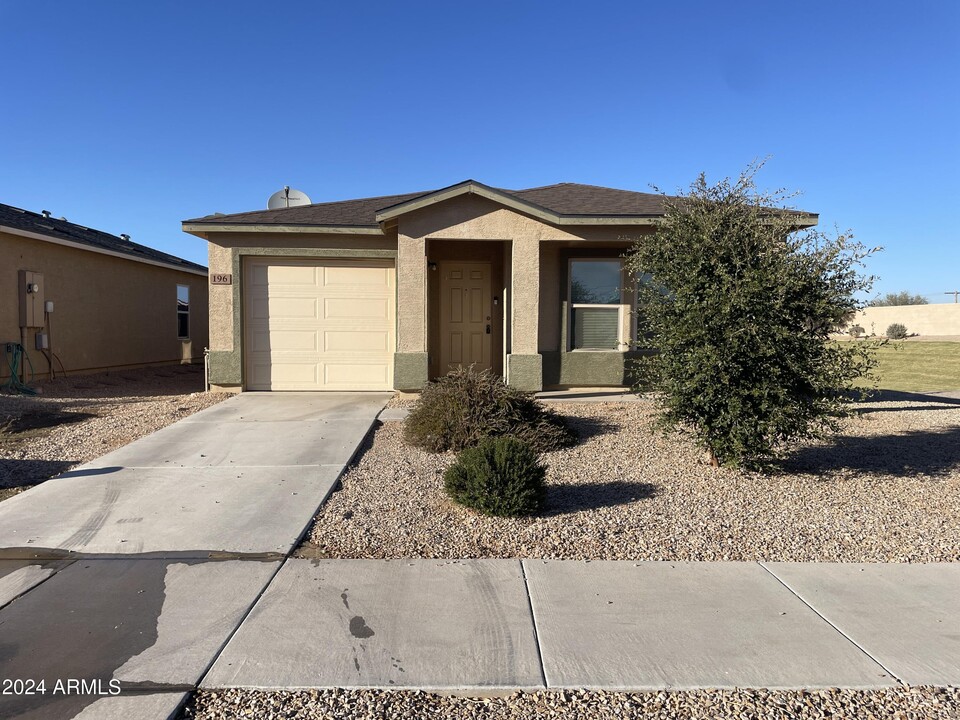 196 E Douglas Ave in Coolidge, AZ - Foto de edificio