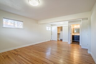 10490 W Dakota Ave in Lakewood, CO - Building Photo