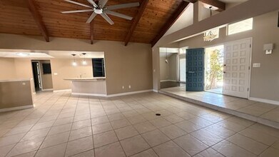 9404 High Oak Dr in Bakersfield, CA - Foto de edificio - Building Photo