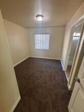 132 E 79th St in Los Angeles, CA - Foto de edificio - Building Photo