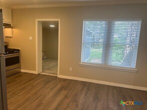 303 San Marcos Hwy in Luling, TX - Building Photo - Building Photo